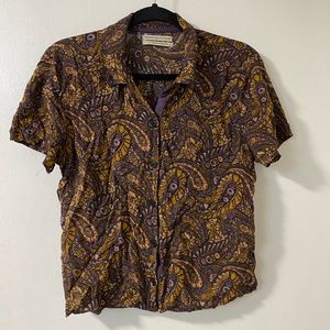 Neutral paisley print button up short sleeve top.